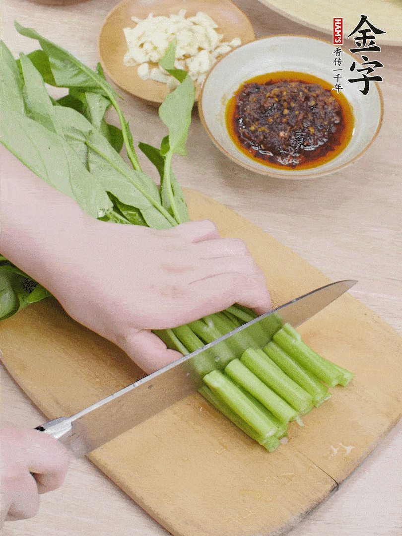 空心菜切段，大蒜拍碎切末。