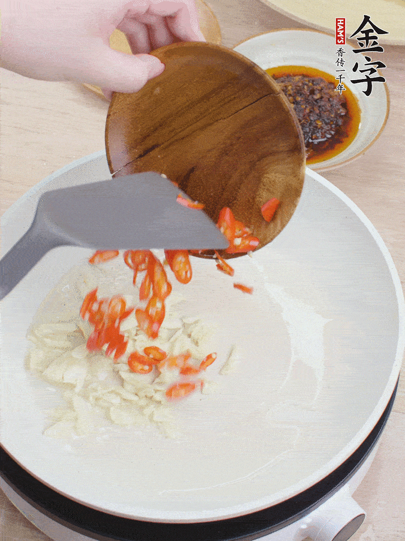油熱煸香蒜末、辣椒。