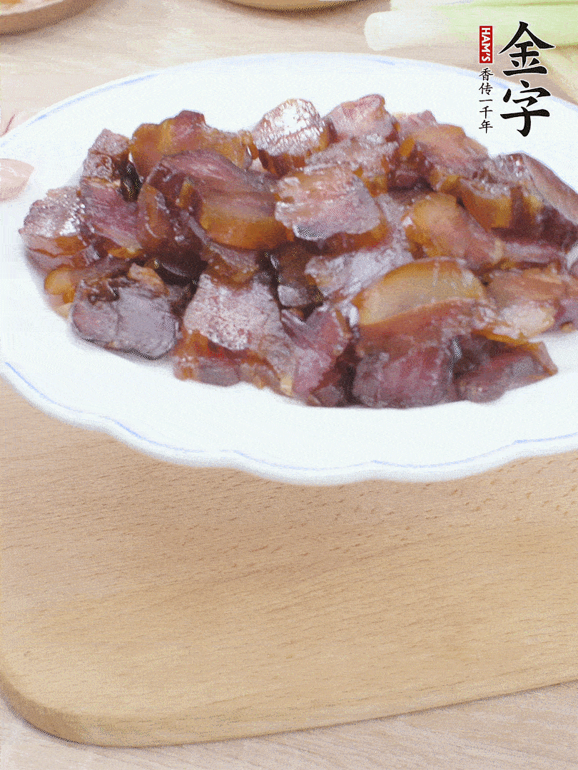 金字醬油肉水煮15分鐘，切薄片。