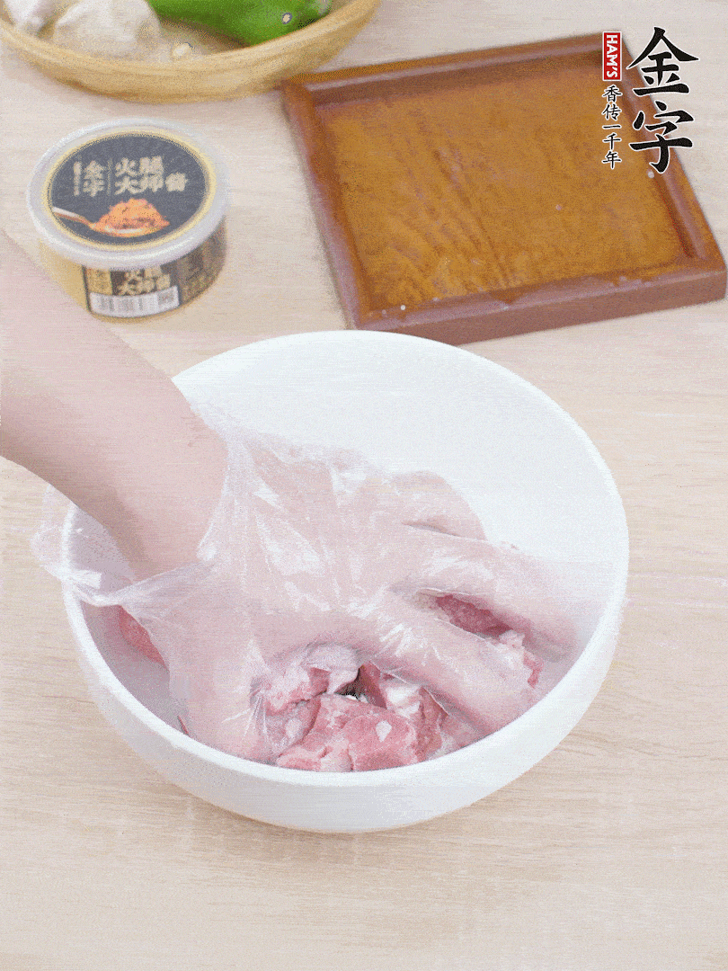 豬小排，加1勺料酒、1勺蠔油、1/3勺白胡椒粉、淀粉，抓拌均勻腌漬30分鐘。青椒去蒂去籽切塊。洋蔥去皮切塊。
