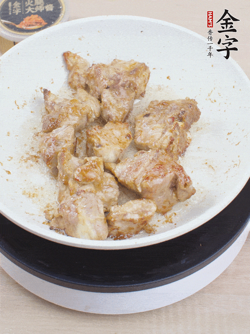 油4成熱，下小排煎炒至邊緣微微發(fā)焦。