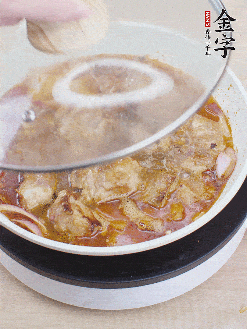 下小排翻炒，加1勺生抽、1點(diǎn)白砂糖和少許水燜2分鐘。
