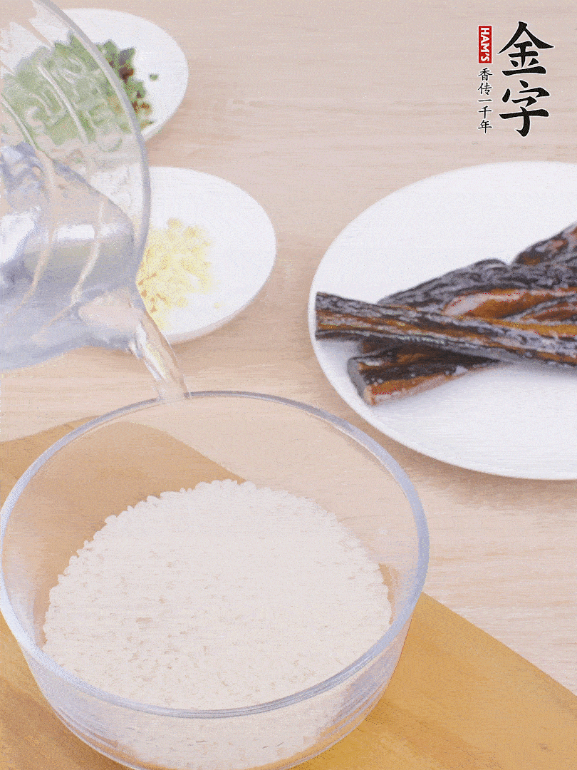 大米提前用清水浸泡1小時(shí)。