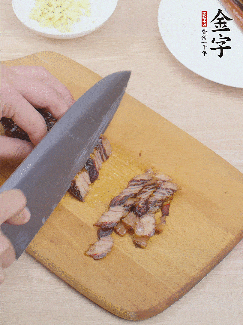金字醬油肉切薄片。