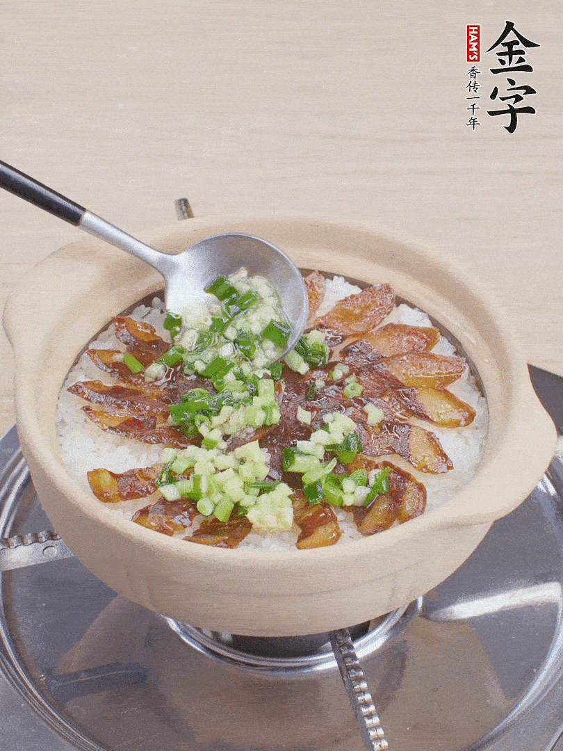 倒蔥姜醬再燜1分鐘。（也可以淋點(diǎn)生抽）