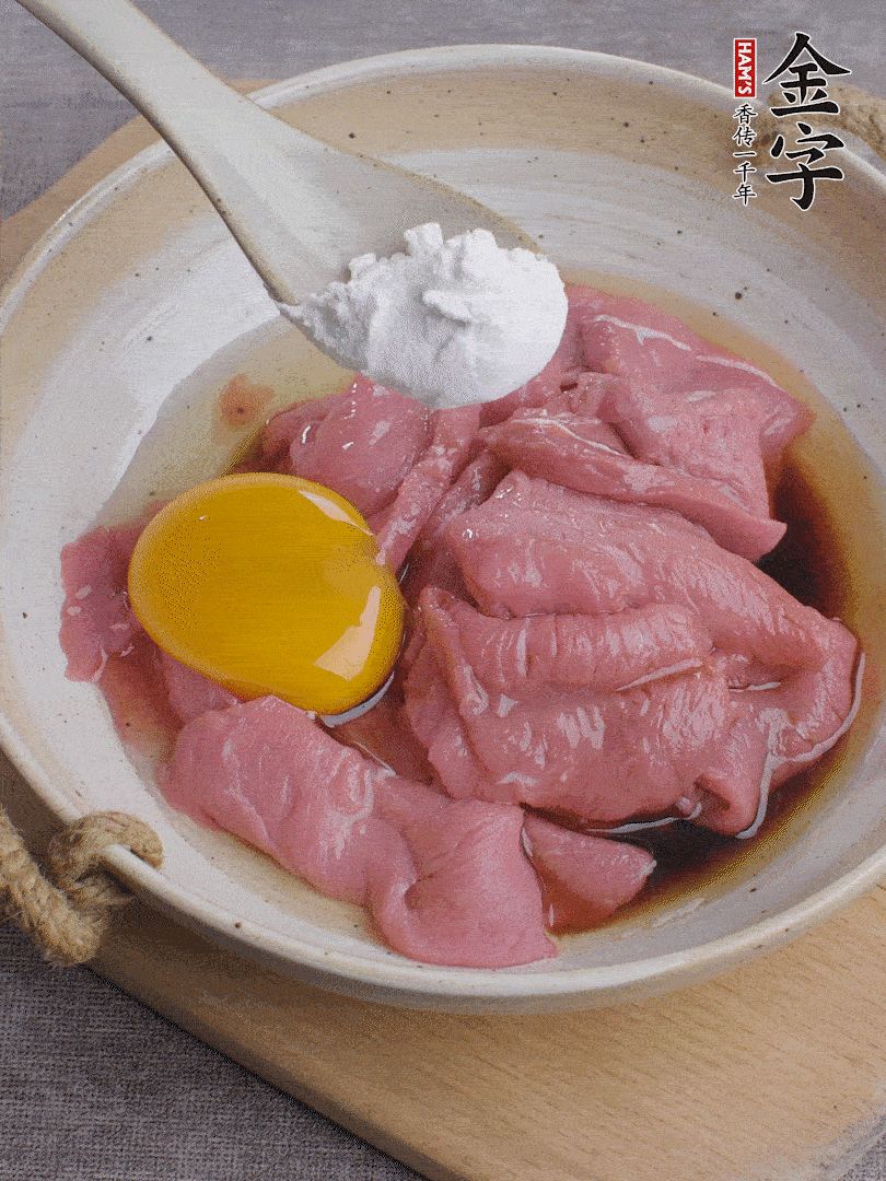牛肉切片，雞蛋1個、水2勺、料酒1/2勺、生抽1/2勺、生粉1勺腌15分鐘。