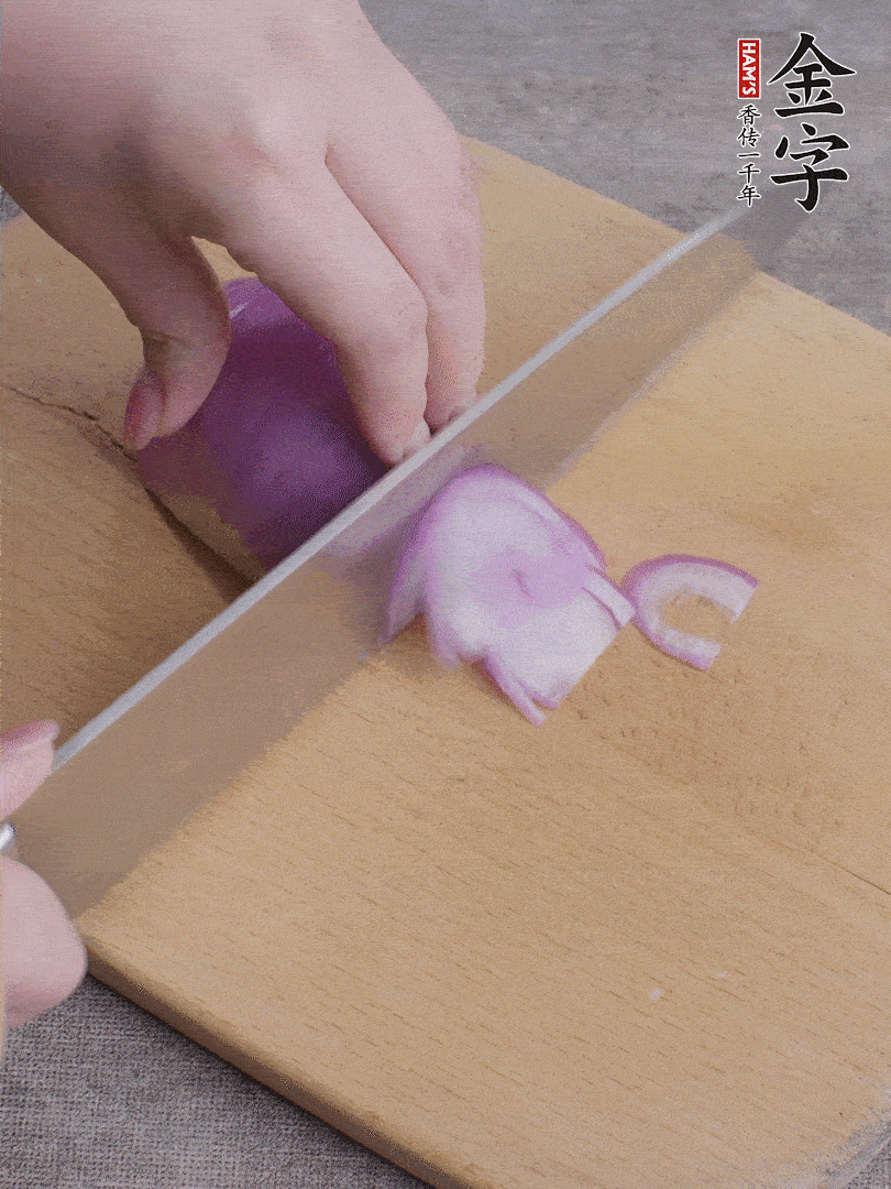 洋蔥切絲、蔥切段。