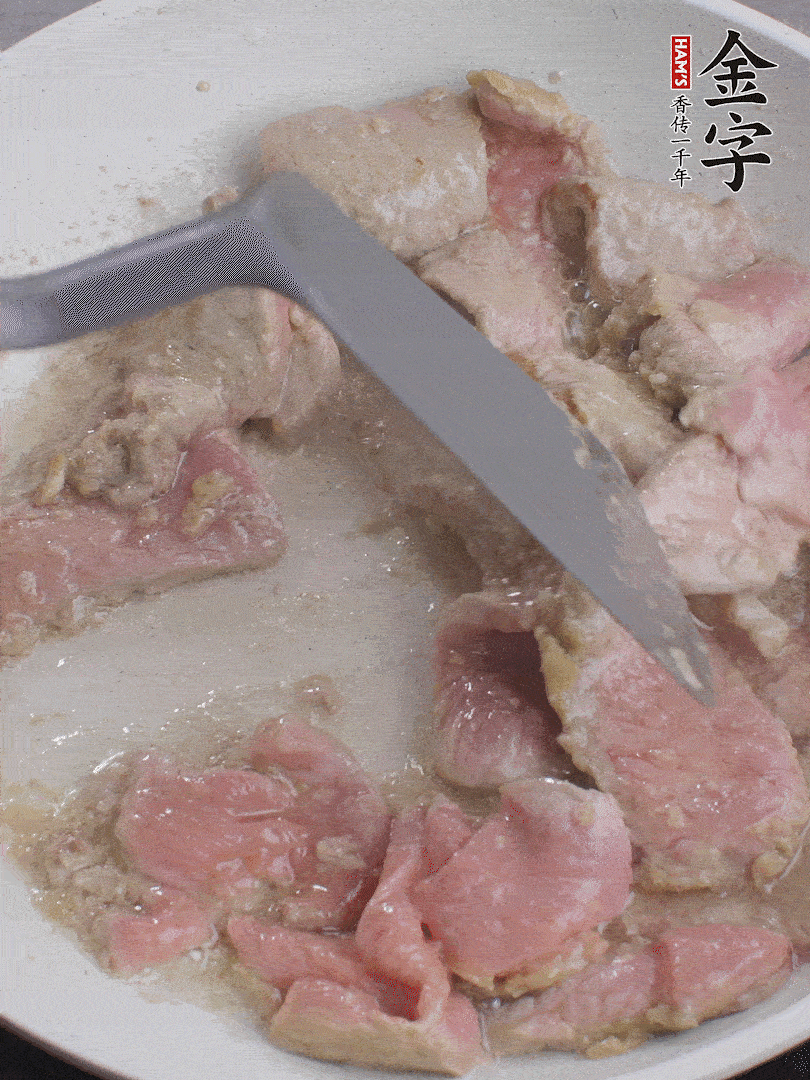 鍋中少油，下牛肉炒至變色。（盛出來）