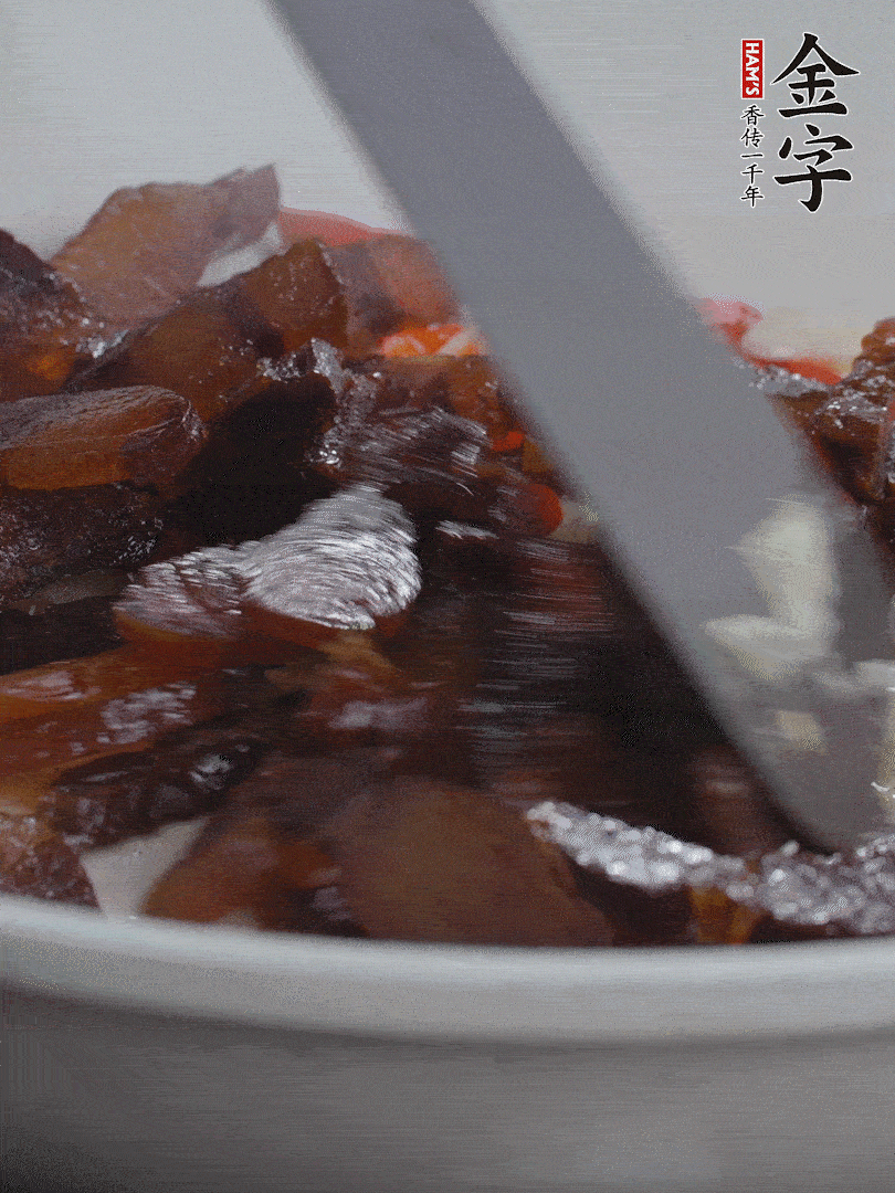 下醬油肉，煸出油脂。