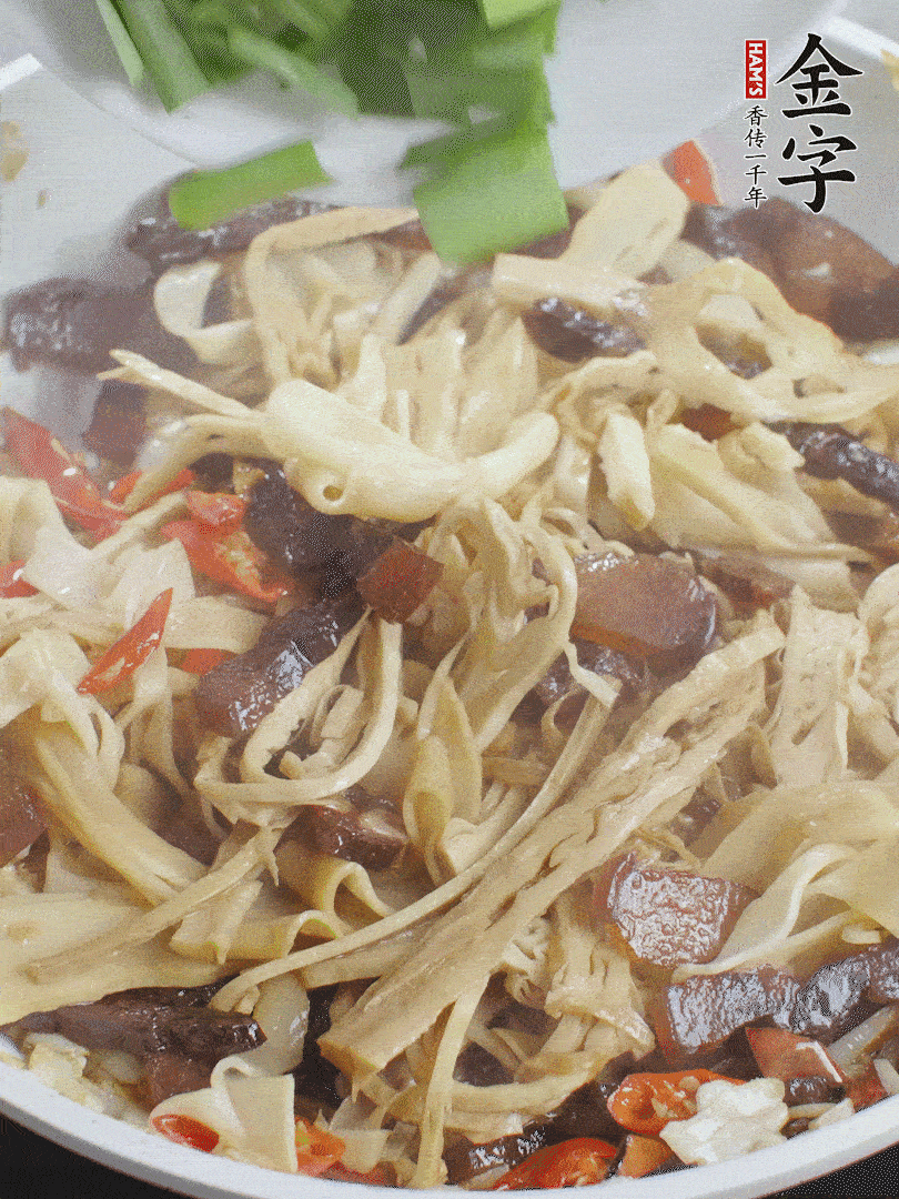 翻炒均勻，下蒜葉。