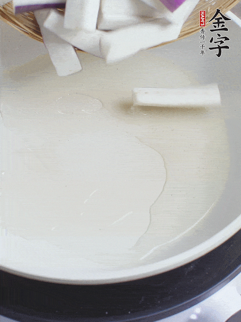 杭茄洗凈去蒂，縱向剖成4份，切成長10cm左右的段。白洋蔥切絲?？谀⑾磧羧サ舯?。紅椒切菱形片。