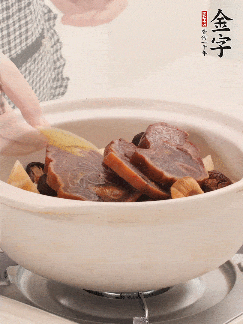 火腿、蓮藕、香菇放入砂鍋，加2片姜片，加水沒(méi)過(guò)1指。