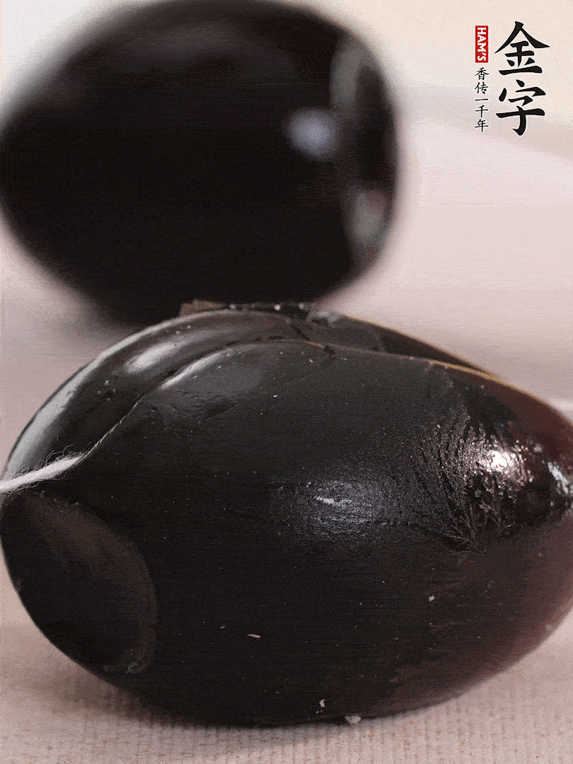 娃娃菜金針菇去跟洗凈，皮蛋改刀。