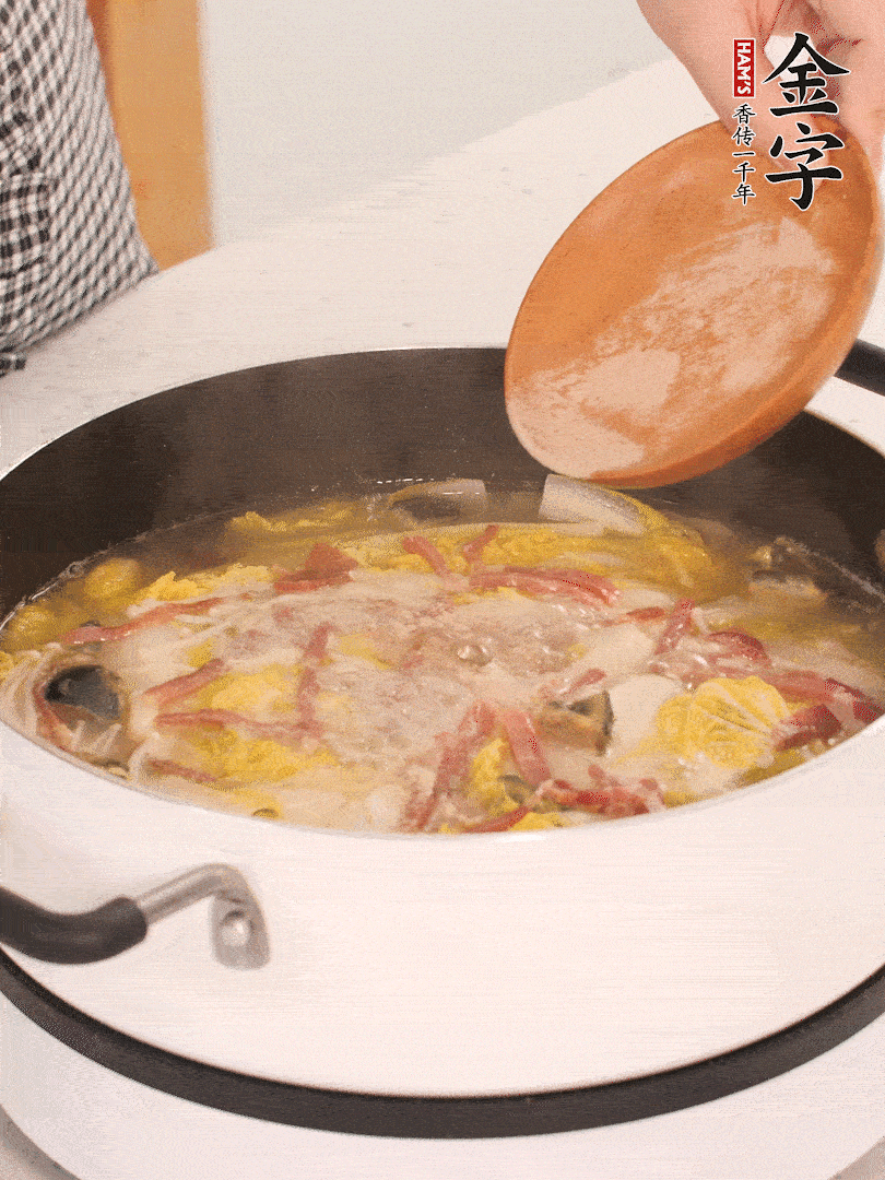 加適量的白胡椒調(diào)味。