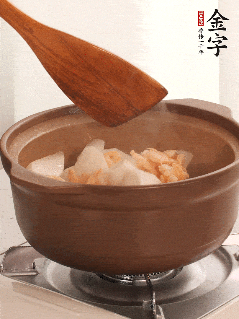 放白蘿卜、海米煸炒1-2分鐘，白蘿卜一定要先炒過再燉湯，香味更足。