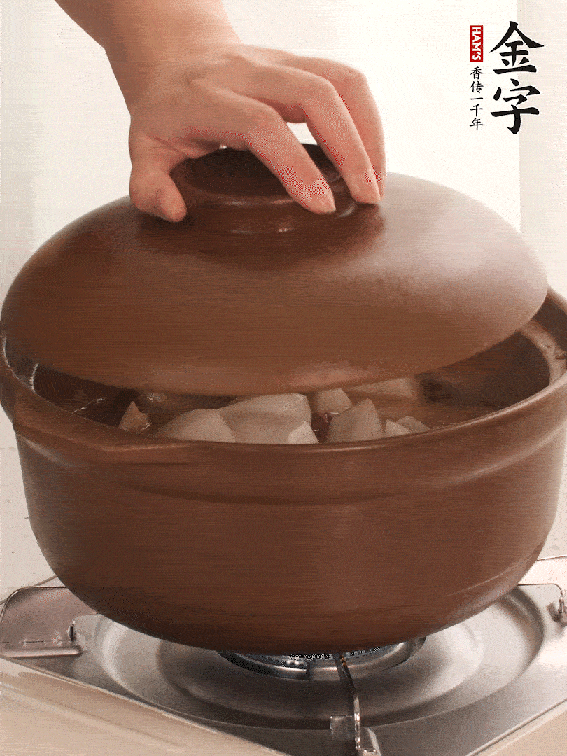 倒沒過食材的熱水，大火燒開。蓋上蓋子轉(zhuǎn)中小火，燉15-20分鐘。等蘿卜煮到喜歡的軟爛度就可以關(guān)火。