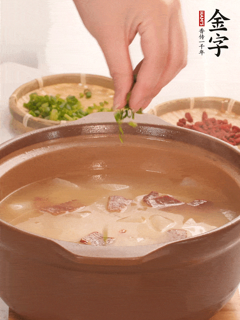 最后點綴點小蔥花、枸杞，增色提味。