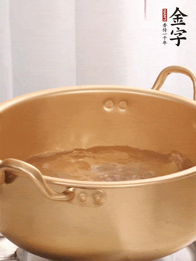 排骨加姜片、料酒，冷水下鍋焯水，撇去浮沫。
