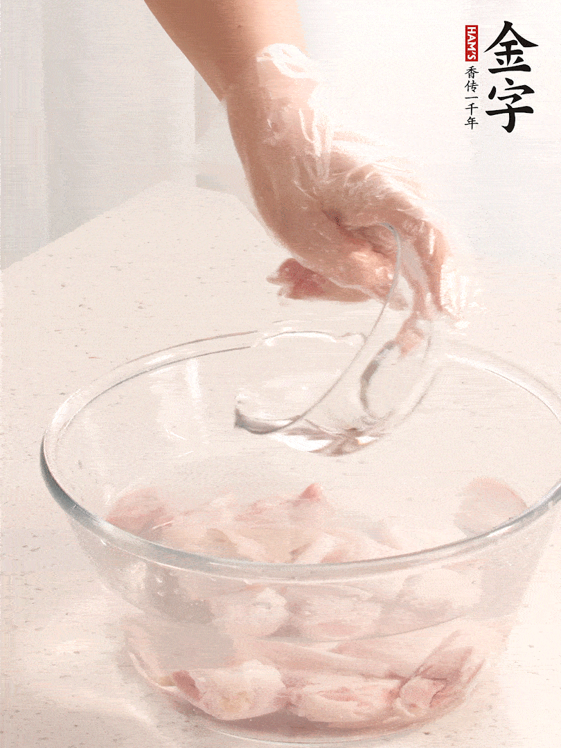 豬蹄除去雜毛、刮去油膩，斬成大塊，冷水浸泡半小時(shí)出血水，冷水下鍋，放入姜片、醋去腥，水燒開(kāi)大約2分鐘，撈出。（白醋能夠讓豬蹄更白凈）