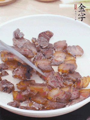 熱鍋少油，醬油肉煸出油脂，盛出。