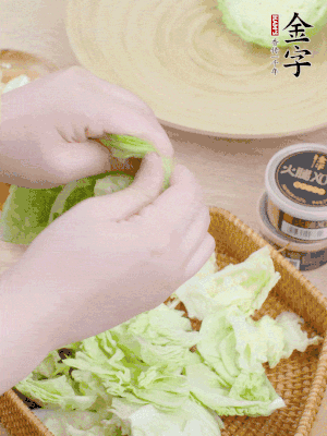 卷心菜掰成小片。