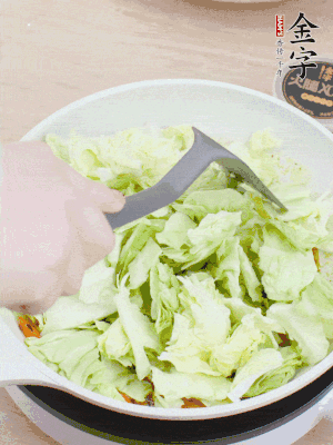 下卷心菜翻炒。