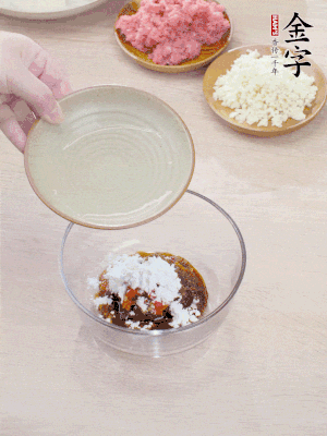 熱油起鍋，五花肉煸出油脂，表面微微發(fā)黃。