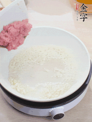 下火腿片、筍干均勻翻炒后，加2勺料酒、適量清水。