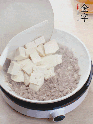 蓋蓋燉煮20分鐘后，加腐皮，撒一點枸杞。