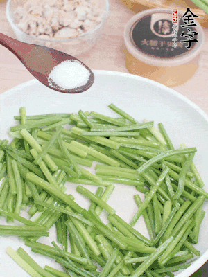 起鍋熱油，下韭菜苔炒至變色。加少許鹽。