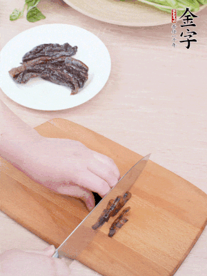 金字醬油肉下鍋煮10分鐘，切薄片。