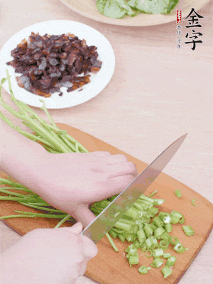 空心菜摘掉葉子，菜梗切成丁。