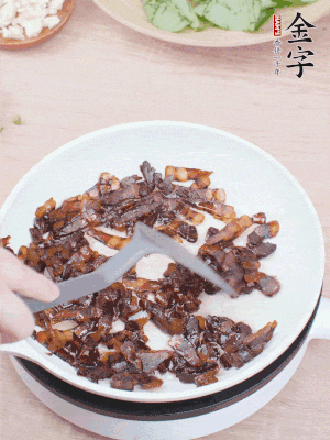 起鍋熱油，煸香醬油肉，撥拉到一邊。
