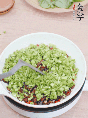 下菜梗翻炒，混合醬油肉。