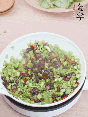 1勺生抽、1勺蠔油、1點(diǎn)點(diǎn)白糖調(diào)味。