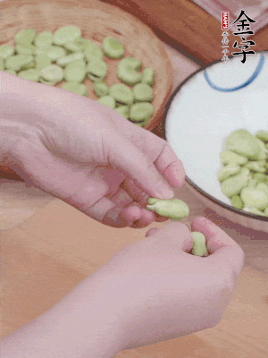 蠶豆剝殼，去掉豆衣，切碎。