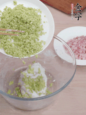 糯米粉邊揉邊加水，成團(tuán)后揉進(jìn)蠶豆、咸肉。