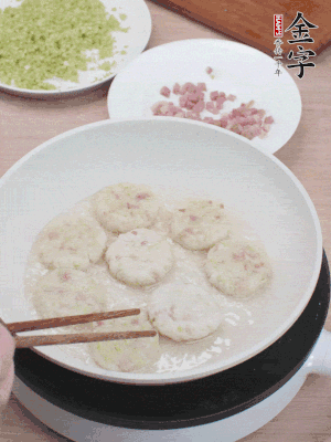 鍋中涼油，慢煎至兩面有脆殼。（油可以多一點(diǎn)）