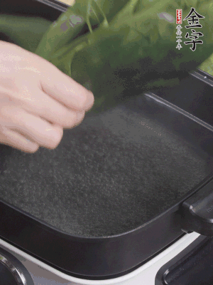 粽葉入沸水煮1分鐘，翻面再煮1分鐘，清洗干凈加水浸泡。