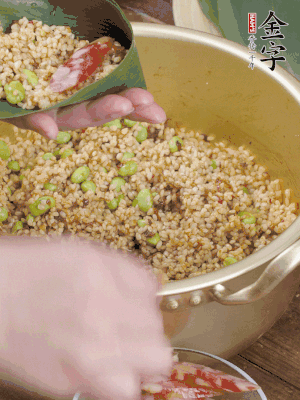 兩片粽葉1/2處葉尾相疊，中間卷成圓錐后裝入餡料。
