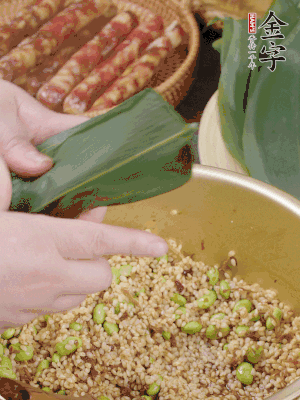 粽葉往下折，完全蓋住，兩側(cè)捏緊。