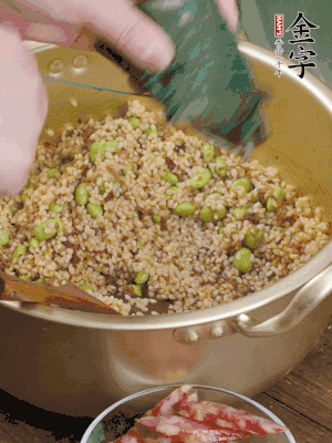 再附一張粽子，一齊向后折疊，線繩捆綁。