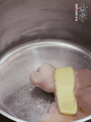 撈出洗凈后，加蔥姜、黃酒二遍焯水。