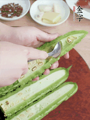 苦瓜去籽切薄片，一點(diǎn)鹽拌勻，10分鐘后沖洗控干。香蔥切蔥花、姜切末、蒜拍碎、干辣椒切圈。