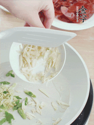 油4成熱，下蔥姜蒜、干辣椒、花椒煸出香味。