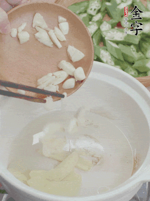 砂煲熱油，姜蒜、辣椒煸香。