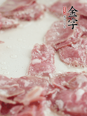 炒鍋熱油，下培根火腿煸炒。