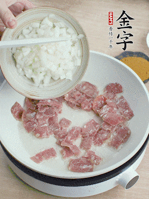依次下洋蔥、紅菜椒、豌豆粒、玉米粒翻炒均勻。