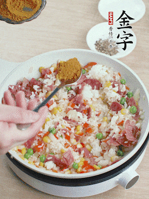 1勺咖喱粉、1/2勺鹽，少許黑胡椒碎炒均。