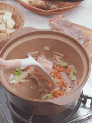 砂鍋中倒入油，放入姜片、蔥段、咸肉、海米炒出香味。
